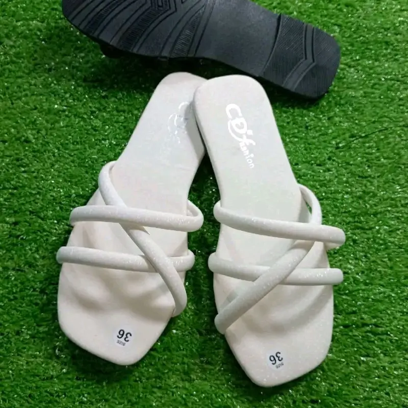 Dép lê dây chéo dễ thương. 1