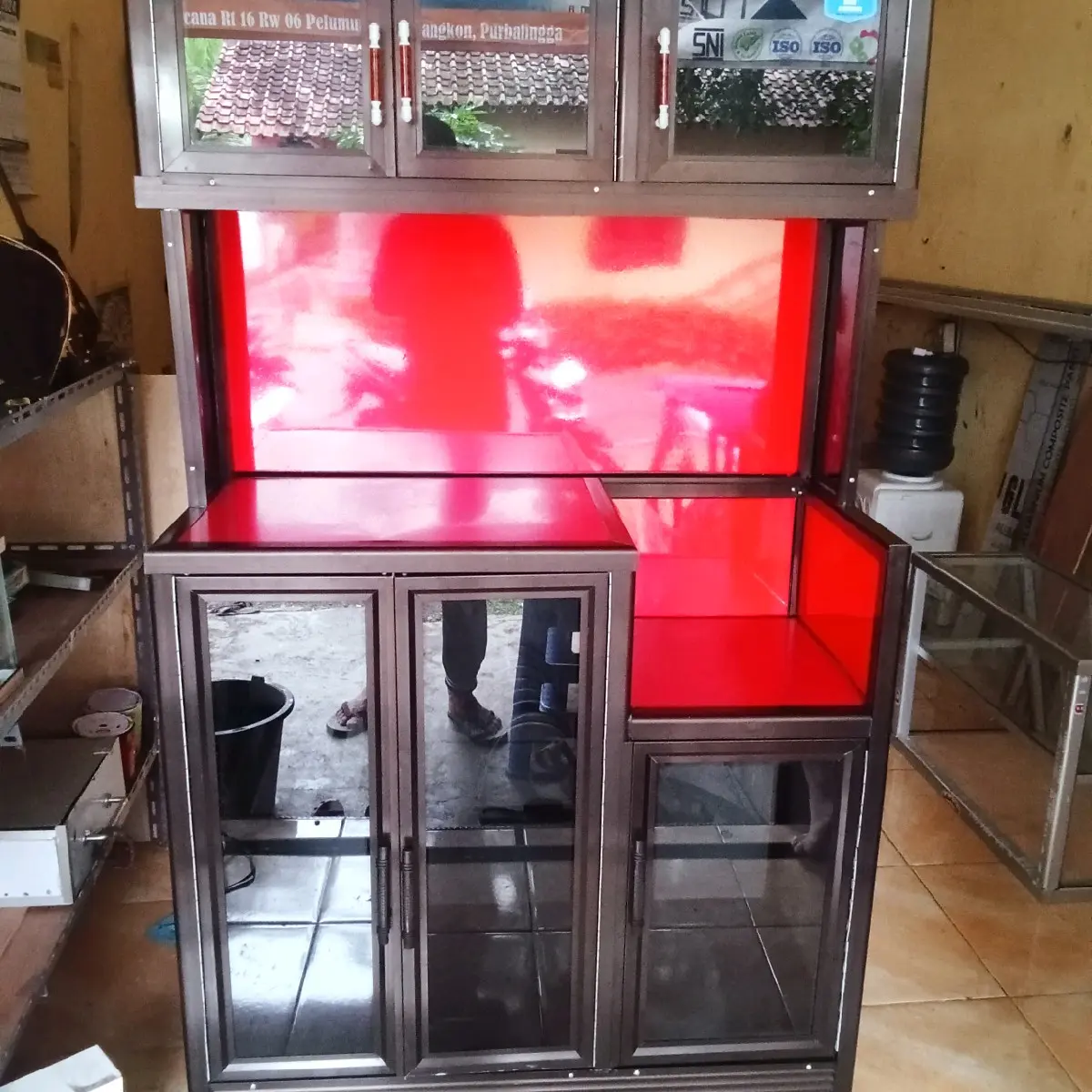 lemari rak piring dan makanan