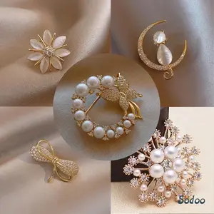 Bros Jilbab Kupu-kupu Pin Bros Mutiara Warna Emas Peniti Berlian Imitasi untuk Fashion Wanita berhijab