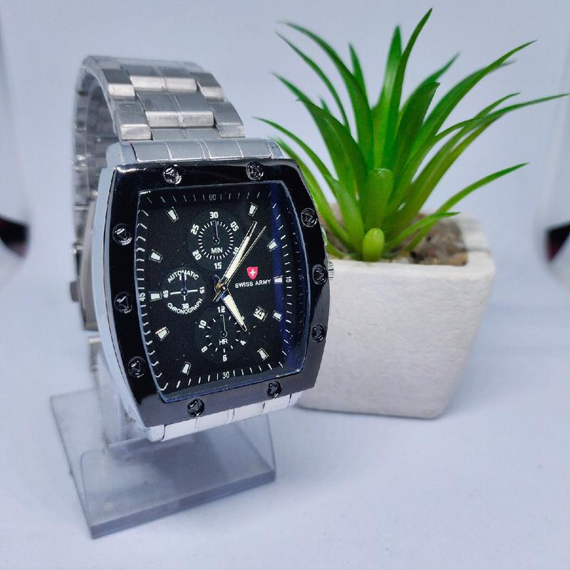 jam tangan rantai pria brand SWISS ARMY model sporty tanggal aktif bahan stainless steel dan silver hitam