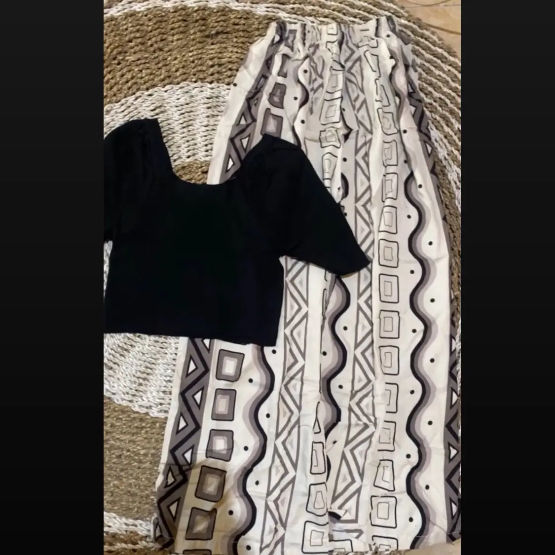 ONESET SABRINA RAJUT KULOT ABSTRAK