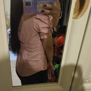 Kemeja Stripe Aqila Fitted Wanita Slim Fit Lengan Pendek Motif Salur Vertikal Bahan Halus Adem Ringan Cocok untuk Acara Santai dan Formal