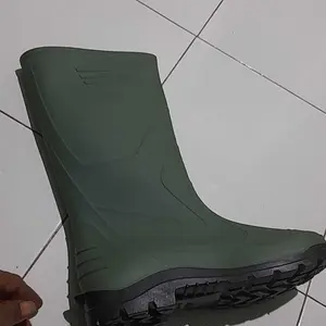 Sepatu bot pria model baru, sol tebal antislip, desain mid-calf, tahan air dan banjir, sepatukerja karet, cocok dipakai saat musim hujan