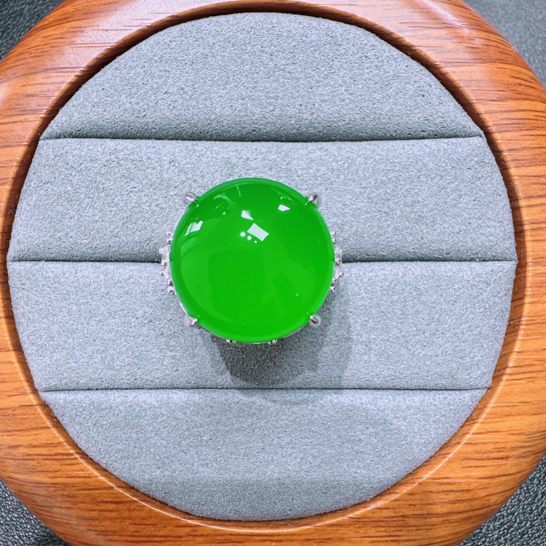 Natural jade, high ice, full green, emerald color, spicy color, luxurious inlay, high quality, agate chalcedony, Female Ring