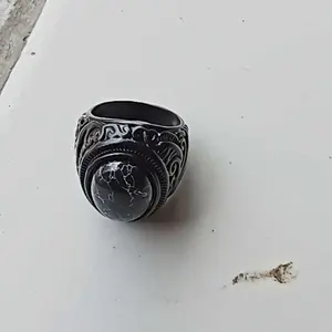 Cincin Batu Bermotif Totem Ular Hitam Pria Cincin Resin Pirus Punk Pirus Hitam Vintage Aksesori Pernikahan Pesta Hip Hop yang Dipersonalisasi