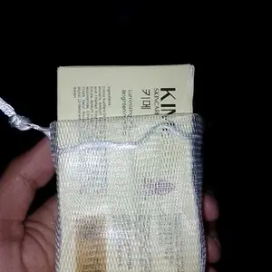 [BISA COD] KIME LUMINIZING JEJU BRIGHTENING SOAP 100Gr - Volcanic Ash Charcoal Niacinamide Collagen | Sabun Mandi Pemutih Badan Wajah Glowing Natural Mencerahkan Muka Kulit Tubuh Kaki Tangan Ketiak Whitening Booster Eksfoliasi Flek Hitam