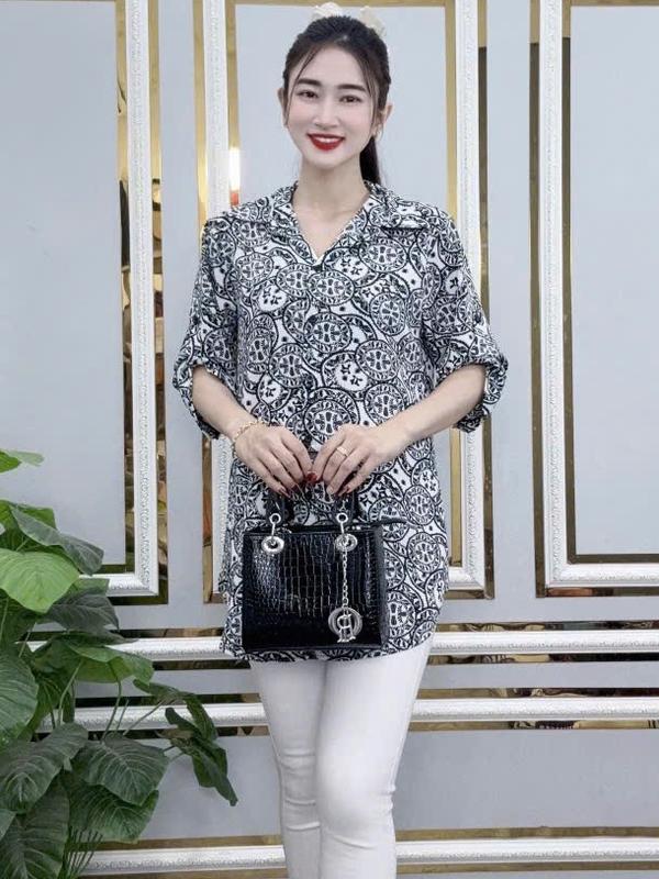  Áo Sơ Mi Họa Tiết Hoa Lá Thổ Cẩm Trung Niên Tặng Cho Mẹ Vải Lụa Size Lớn Mã SM60 Nhà May Trung Niên Nữ Top Shirt Women Không Nhăn Không Phai Màu Mẫu Thiết Kế Sang Trọng Dành Cho Trung Niên 