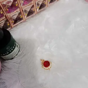 liontin bulat batu permata warna merah