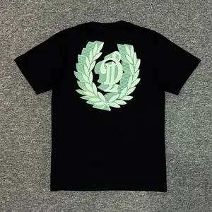 Kaos Hitam dengan Cetakan Laurel & Monogram Hijau Muda Stylish – Desain Elegan dengan Detil Grafis Keren, Bahan Nyaman Sehari-hari, Versi Putih Juga Tersedia