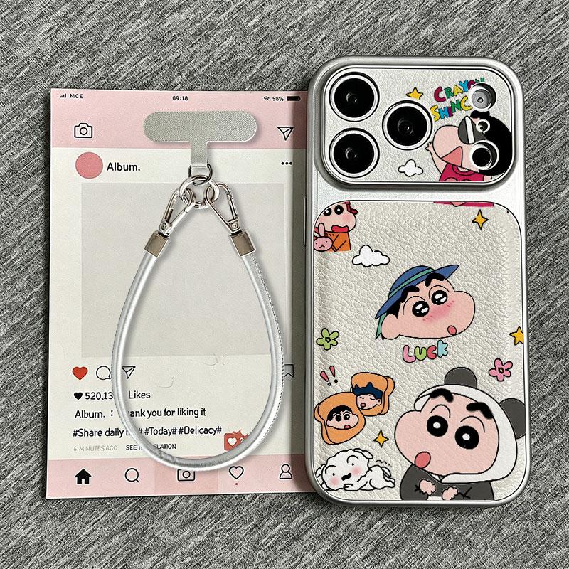 Shin cậu bé bút chì hoạt hình biến hình thành ốp lưng da điện phân 17 kèm dây đeo tay xinh cho iPhone, chống nước chống rơi ôm sát iPhone 11/12/13/14/15/16/17 Pro/Pro Max/Plus/Air.