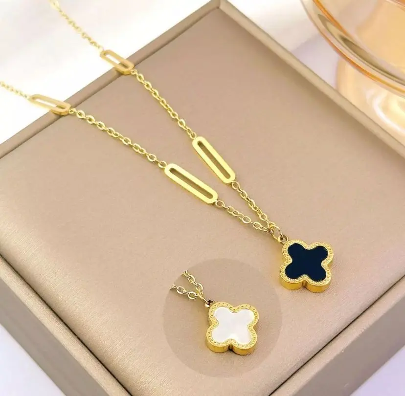 Kalung Mewah Liontin Bunga Hitam/Putih Perhiasan Wanita Titanium Anti Karat Couple Elegan Hadiah Rantai Silver
