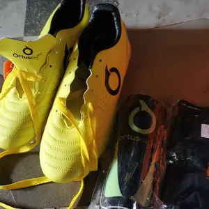 Deker Sepak Bola dengan Desain Ergonomis dan Nyaman