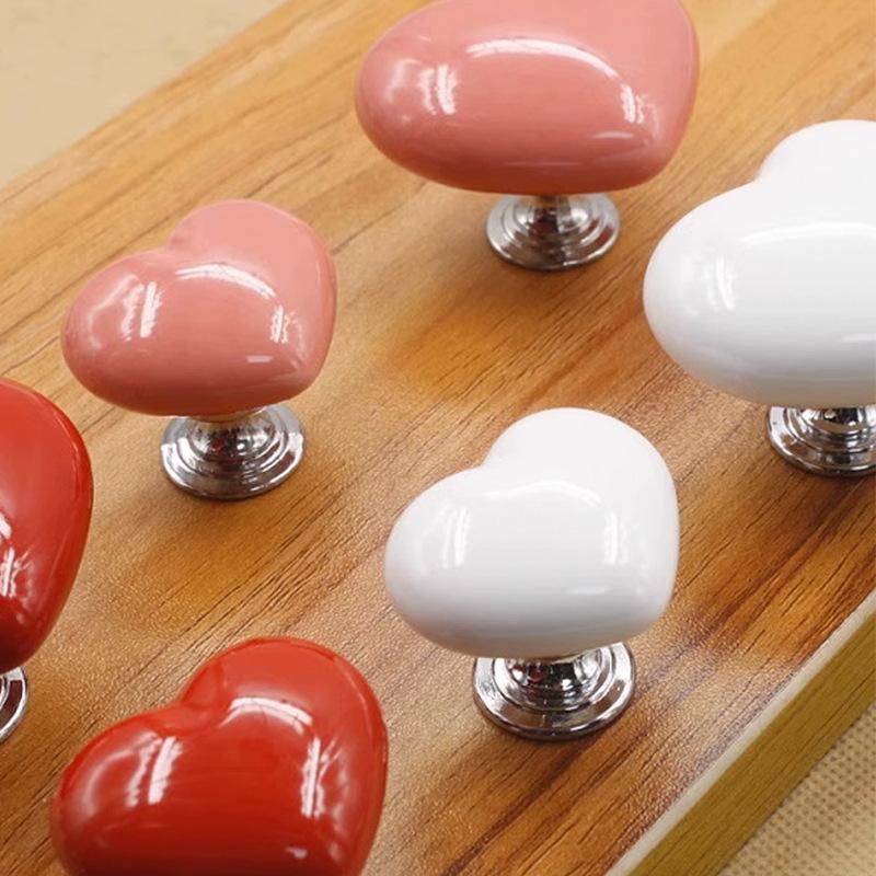 Product Introduction of Nắp Bồn Cầu Xả Ngược Nút Nhấn, Thiết Kế Tay Nắm Cửa Hình Trái Tim, Đa Chức Năng, Tiện Lợi, Sáng Tạo 3