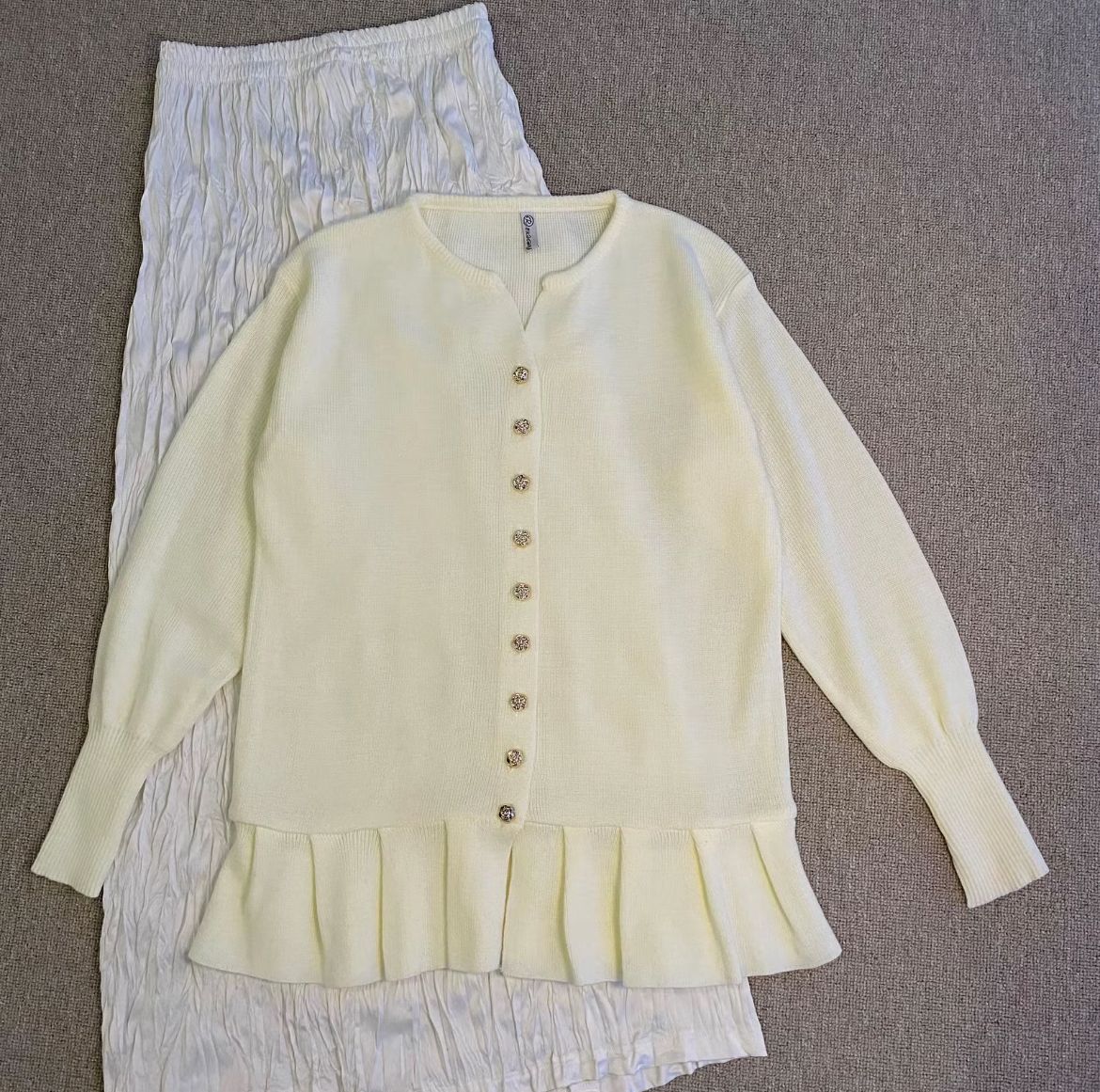 Alana Cardigan Rampel Kancing Flower Tebal Premium dengan Desain Elegan dan Nyaman untuk Tampilan Stylish Anda