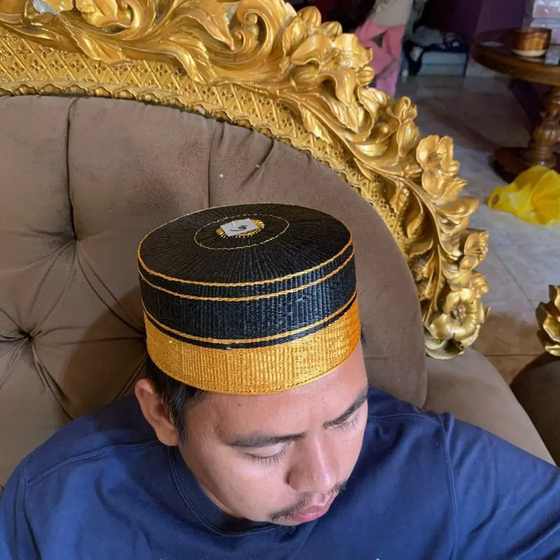 Songko recca benang seratnya rapi dan terdapat 3 garis mirip model songko recca tembaga