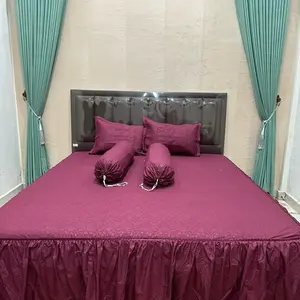 Sprei rempel berbahan embos yang lembut dan nyaman dibawa tidur