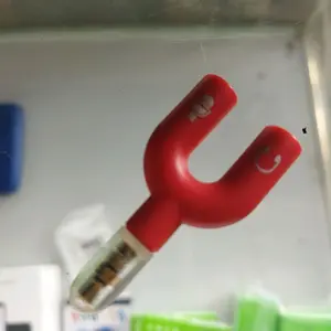 Spliter Audio 3,5 Jack Merah dengan Desain Unik untuk Koneksi Audio Mudah dan Praktis