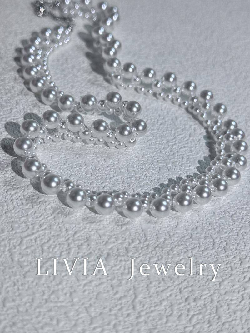 Product Introduction of LIVIA-Pure hand-woven pearl necklace. It's an authentic product. Made of S925 silver, it's a high-end collarbone chain that can cover scars. It's a neck chain 1