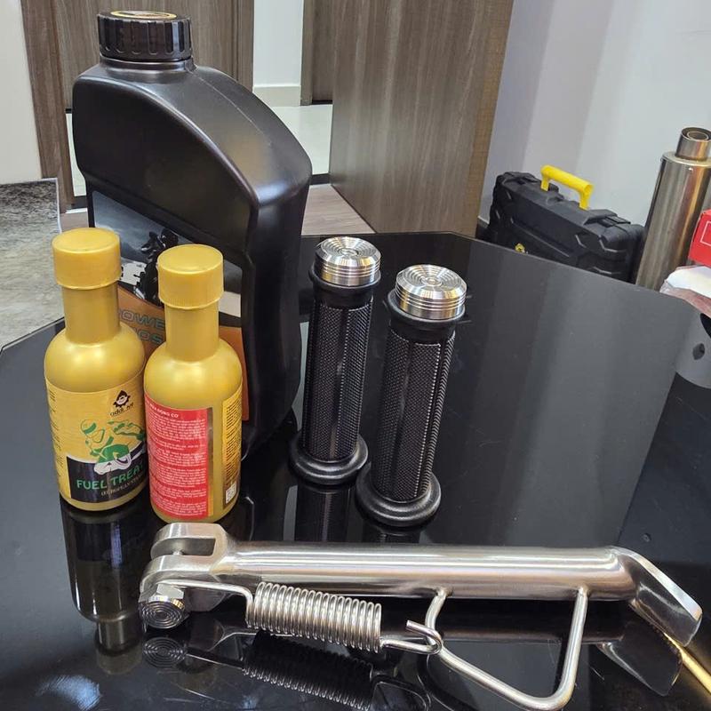   COMBO  NHỚT POWER BOOST + XÚC ĐỘNG CƠ VÀNG + PHỤ GIA XĂNG VÀNG + CẶP BAO TAY GÙ DẸP + CHỐNG NGHIÊNG INOX 304  Chống có kèm đủ phụ kiện  