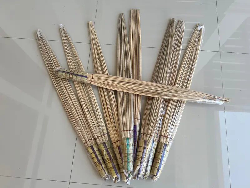 Sapu Penebah Kasur / Sapu Kasur Gagang Anyam 3