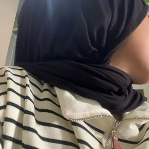 Jaket lengan panjang berkerah polo setengah resleting garis-garis aprikot