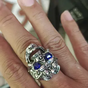 【Samphorid】Cincin Bentuk Tengkorak Fashion Trendi Cincin Pria Bertahtakan Batu Ruby Vintage