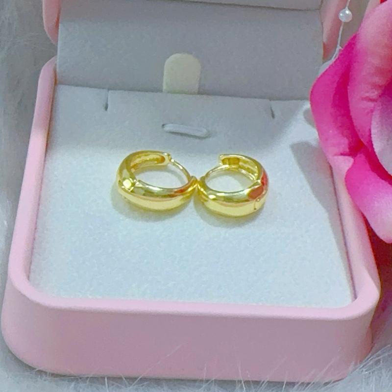  HOA TAI TRÒN ĐƠN GIẢN KHÓA ĐÙI GÀ – CHẤT LIỆU TITAN MẠ VÀNG CAO CẤP    Thiết kế basic nhưng đầy tinh tế – lựa chọn lý tưởng cho mọi phong cách    ⸻ gia đình kimberly jewellery 