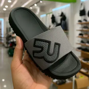 Sandal Pria Wanita Slip On Nyaman dengan Desain Logo R - Sandal Casual untuk Aktivitas Sehari-hari, Nyaman dan Tahan Lama