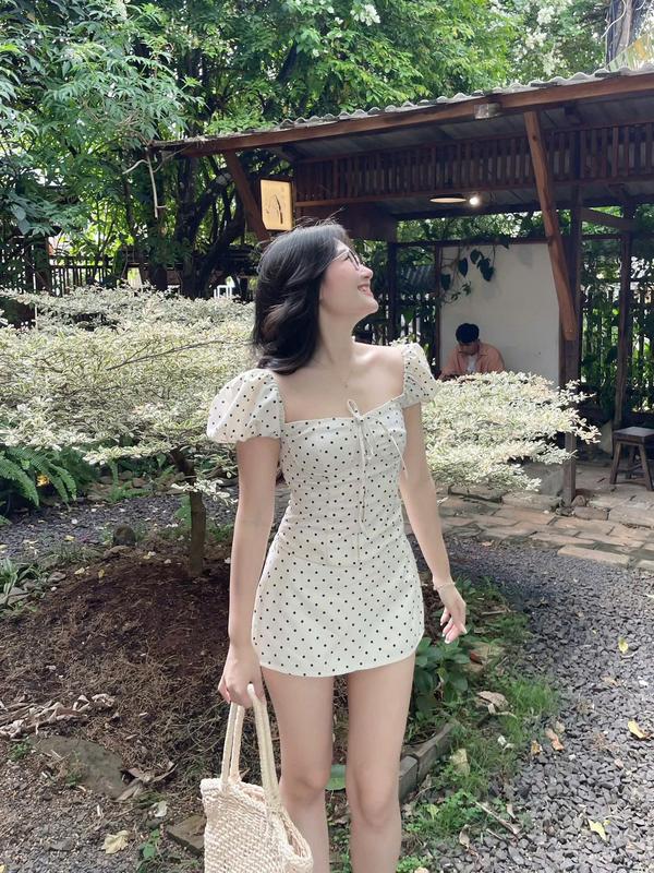 ÁO CỔ VUÔNG CHÂM BI KEM, SIZE SML , hàng sẵn , 2 lớp , không có mút