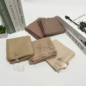 Azara Hijab Segi Empat Paris Jadul Metal Logo Azara Plat Logo Az Pouch dengan Desain Elegan dan Kualitas Terbaik