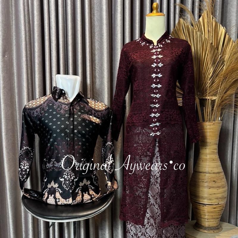 Aywears - Set couple pasangan BURGUNDY kebaya brukat kurung malika dan rok songket dan kemeja battik pasanga.  Kondangan Wanita Pesta 3