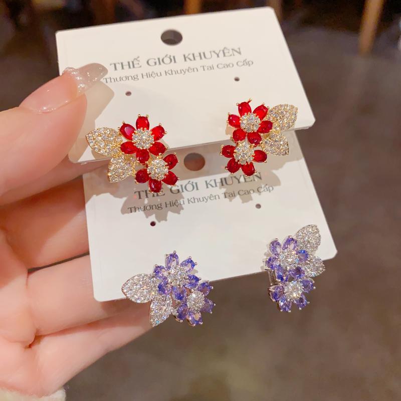  Khuyên Tai Cao Cấp Thiết Kế Hai Bông Hoa Đính Pha Lê Đỏ Tím Điểm 2 Chiếc Lá Gắn Đá Zircon  Mới Lạ Độc Đáo Mạ Vàng 