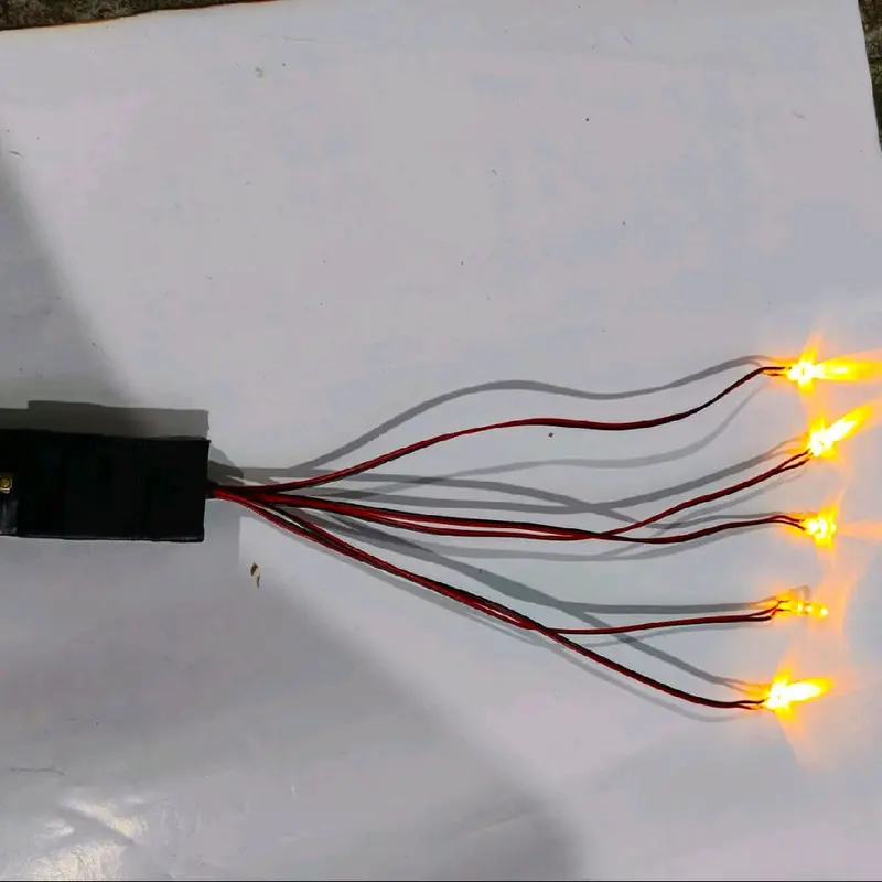 lampu matrix 4 mode batree bisa di cas jika habis cocok untuk variasi segala jenis miniatur truck,  bus,  mobil2n lainnya biar tambah keren miniatur anda 2
