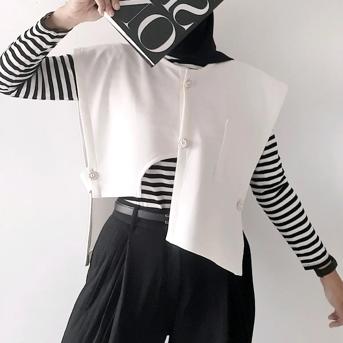 minimalistyle - BELVIA Asimetis Vest Scuba Rompi Tanpa Lengan Outer Wanita Basic  Putih
