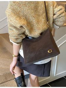 Bolso de hombro para mujer con adorno de cadena, bolso bajo el brazo casual de color sólido para uso diario, bolso moderno que combina con todo para el trabajo/el trayecto.