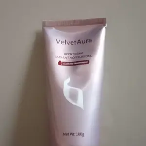 VelvetAura Body Cream Radiant Moisturizing 100ml - Lotion Pemutih Tubuh Mencerahkan & Melembabkan Kulit Lembut Halus - Formula Khusus untuk Hasil Maksimal