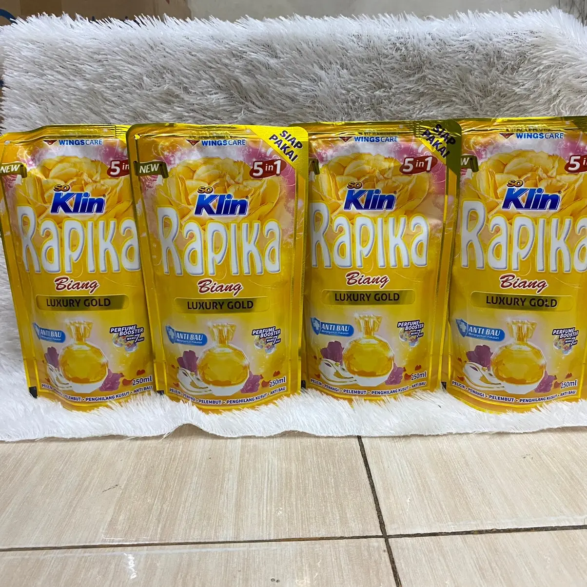 [ 4 pcs ] Rapika Gold Biang Pewangi Pakaian 250 ml