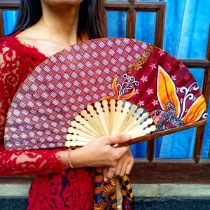 Kipas Batik Besar 28cm dengan 17 Jari-jari Bambu untuk souvenir Pernikahan dan Ulang Tahun - Kain, Plastik