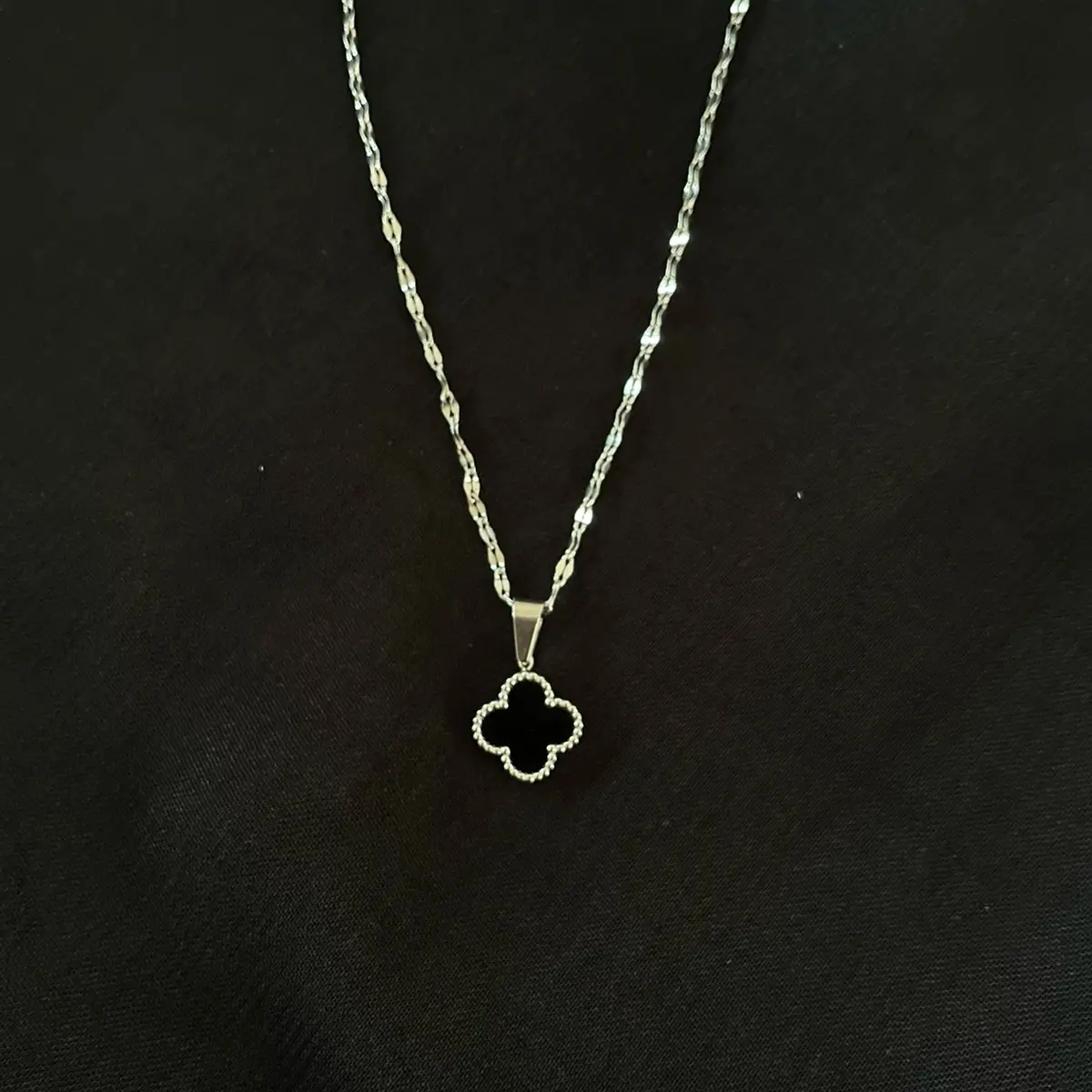 [HANO Accessories] Kalung Clover Liontin Bunga Hitam Silver Pecah Kopi / Kalung Liontin Bunga / Black Clover Necklace / Kalung Titanium Bunga Hitam Liontin