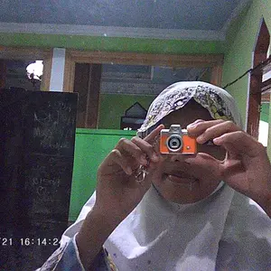 【Kado Hari Libur】LUXARA Kamera Digital Retro Mini Ultra HD dengan Layar Flip Kamera Jempol Portabel untuk Foto & 1.47 inch Default 75MP Video Desain Retro Kompak dengan Lampu LED Cocok untuk Vlog Traveling dan Pemotretan Outdoor V380 Smart Camera