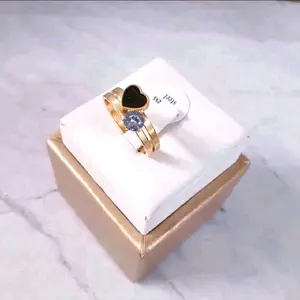 Set Cincin 2 pcs Titanium Wanita Motif Love Hitam Dan Permata Gold 24k Anti Karat