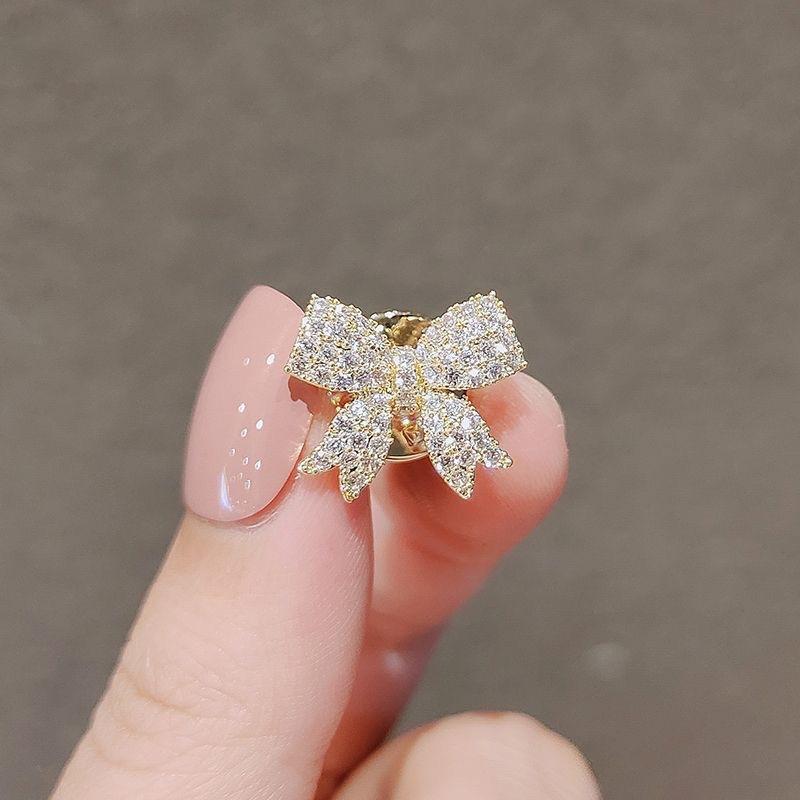 Product Introduction of V-Neck Anti-Exposure Buckle Brooch for Women 6