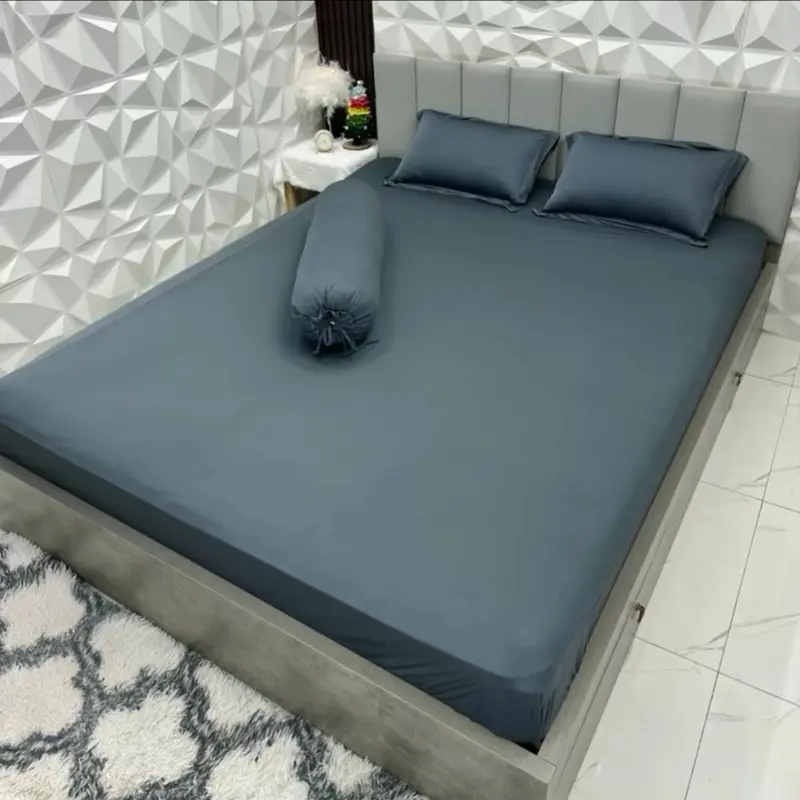 Bộ ga thun lạnh 4 món xám chì và xám đậm bao gồm: 1 ga bo chun, 2 vỏ gối nằm, 1 vỏ gối ôm 3
