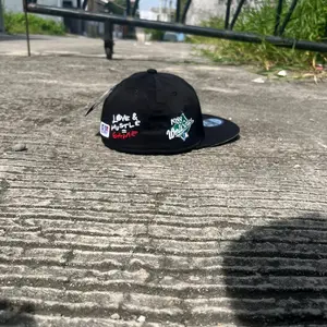 Topi SNAPBACK - LALA Love HItam  Build Up