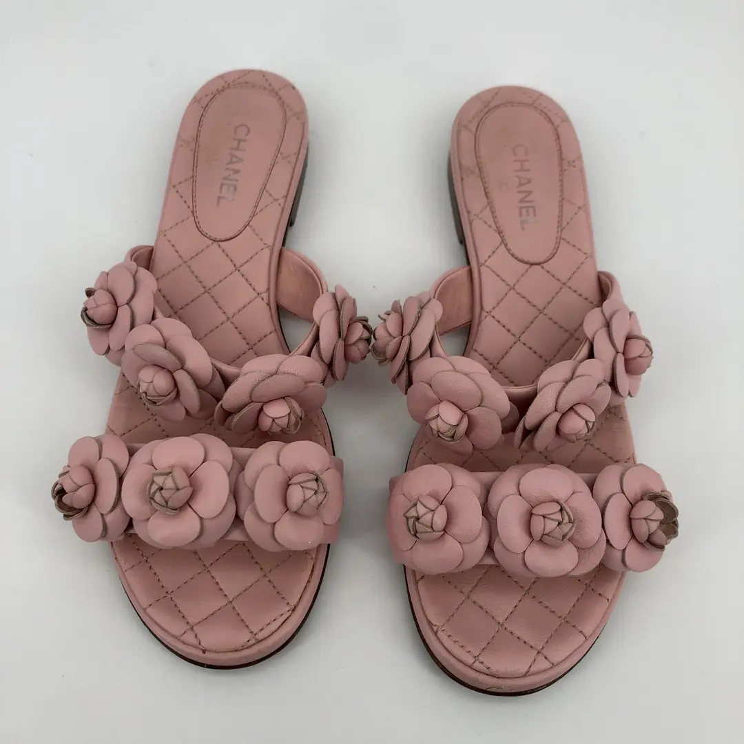 (Preowned) Reu 25493 Chanel - 2018 Pink Camellia Lambskin Slide 37C