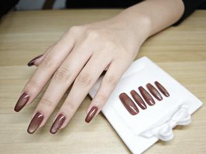 Retro amber brown cat eye press on nails—warm and skin brightening, perfect for autumn and winter’s cozy vibe. Featuring a three dimensional, flowing cat eye texture paired with gold foil shell accents for a light luxury feel. Versatile and elegant, suita