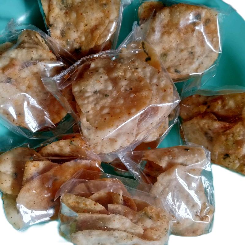 CEMILAN KERIPIK '"SISTIK BATIK" ENAK&GURIH,kemasan 1 pack isi 10 bungkus ,cocokuntuk di jual lagi di warungan atau intuk konsumsi sendiri, berat kemasan 1pack -+150 gr. Snack Kripik Asin Makanan Camilan Pedas Manis 3