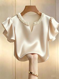 Camisa nueva de verano para mujer elegante con cuello en V, mangas con volantes y tela de satén de manga corta; camisa elegante con cuello de perlas para el trabajo o una cita.
