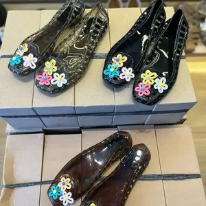 Sepatu Jelly Bunga dengan Desain Bunga Warna-warni dan Tampilan Glossy untuk Gaya Santai Anda