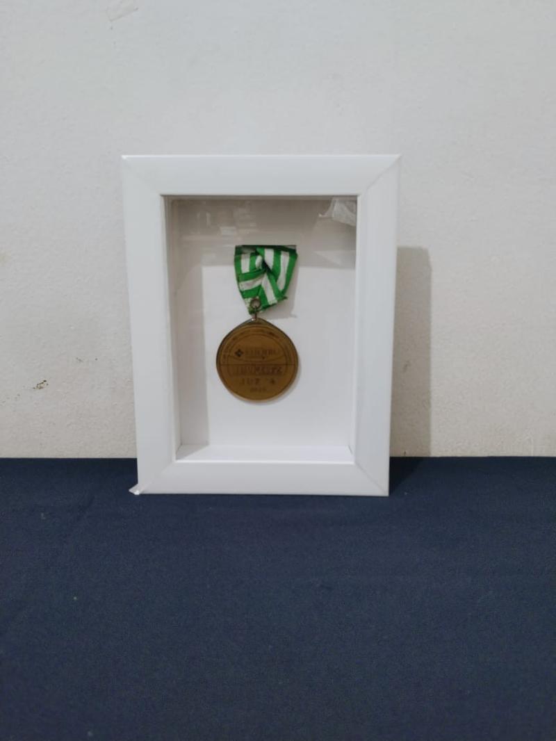 Product Introduction of Frame Medali  Kaca  Bingkai Medali  Modern Hitam  Satu Sisi Dipasang di Dinding Kado 8